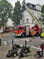 Foto: Feuerwehr - Einsatz: Explosion in einem Mehrfamilienhaus (13.05.2022)