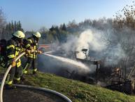 Foto: Feuerwehr - Einsatz: Brand zweier Lauben (16.11.2018)