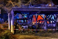 Bild: Uwe Miserius - Einsatz: Carport und zwei Pkw brannten (30.04.2013)