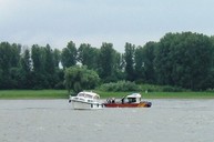 Bild: Feuerwehr - Einsatz: Motor-Sportboot auf Buhne festgefahren (24.06.2013)