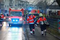 Foto: Uwe Miserius - Einsatz: Gebäudebrand mit Menschenrettung und Person droht zu fallen (22.01.2022)