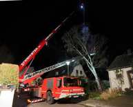 Foto: Uwe Miserius - Einsatz: Baum stürzt auf Haus (28.03.2016)